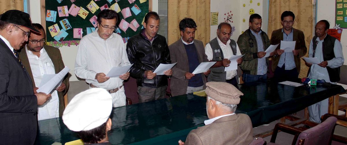 وزیر تعمیرات ڈاکٹرمحمد اقبال نے ہنزہ پریس کلب کے نو منتخب کابینہ کے اراکین سے حلف لیا